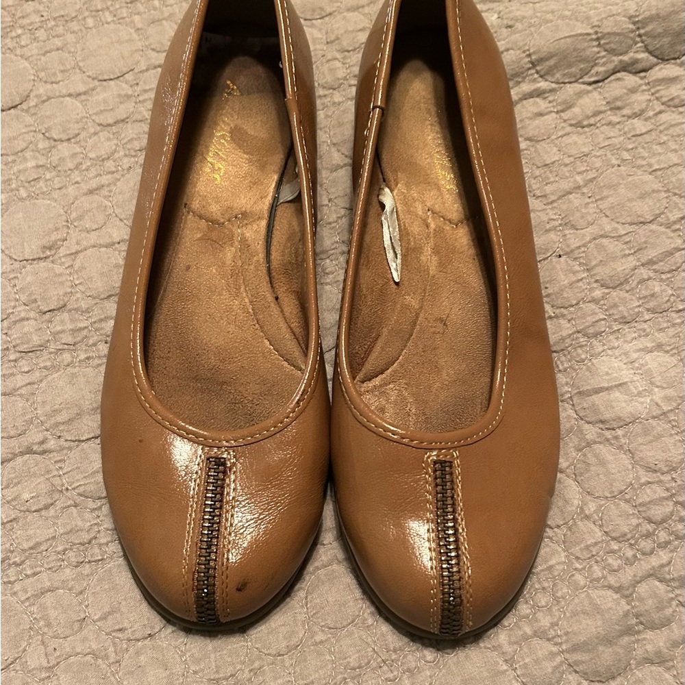 AEROSOLES Tan Flats with Split-Toe Design and Cushioned Insole